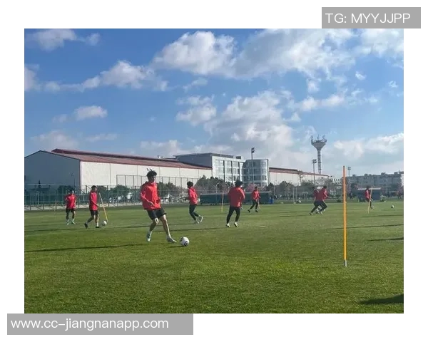 上海海港B队在昆明海埂基地圆满结束为期三周的冬训活动